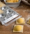 Dettaglio ravioli tablet argento sul tavolo