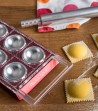 Dettaglio ravioli tablet rosso sul tavolo