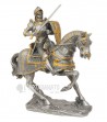 Cavaliere medioevale con spada e scudo