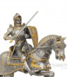 Dettaglio cavaliere medioevale con spada e scudo