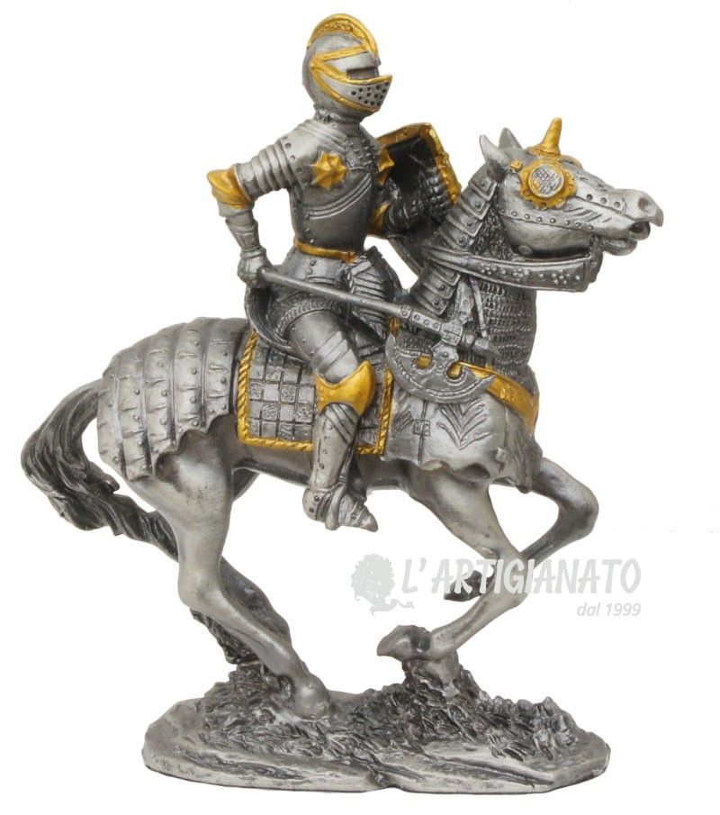 Cavaliere medioevale con ascia e scudo