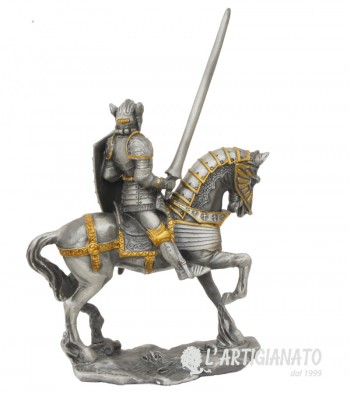 Cavaliere medioevale con scudo e lancia parte posteriore