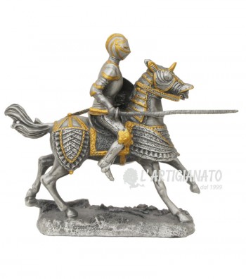 Cavaliere medioevale con lancia e scudo parte posteriore