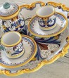 Set Comprensivo di Vassoio Ovale Smerlato, 2 Tazzine Caffè con Piattino + Zuccheriera Decoro Ricco Deruta vista laterale